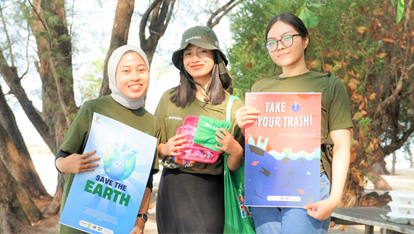 Calling on tourists to take their garbage with them