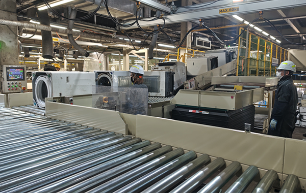 Washing machine conveyor line Phot