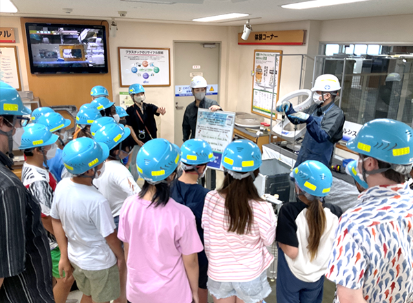 A factory tour for local elementary school students pic