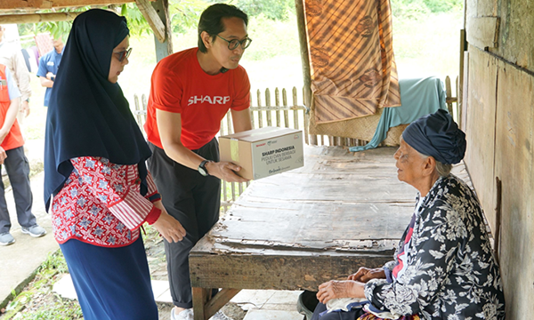 Visiting an affected resident with relief supplies Phot