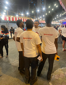 A scene from the fair Phot