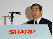 Executive Managing Officer Shigeaki Mizushima explains the technologies behind the four-primary-color 3D LCD