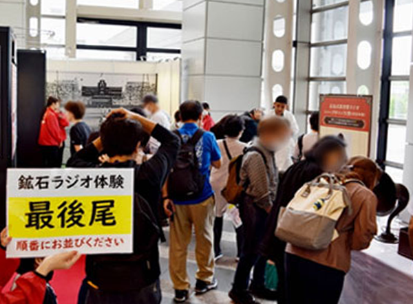 Visitors flock to try the radios themselves (1st floor atrium, NHK Osaka Station)